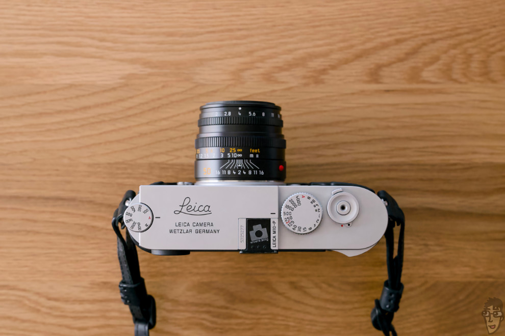 LEICA + SUMMICRON-M f2/50 を上から眺めた様子。首から下げると常にこの景色になる。ひたすら美しい。