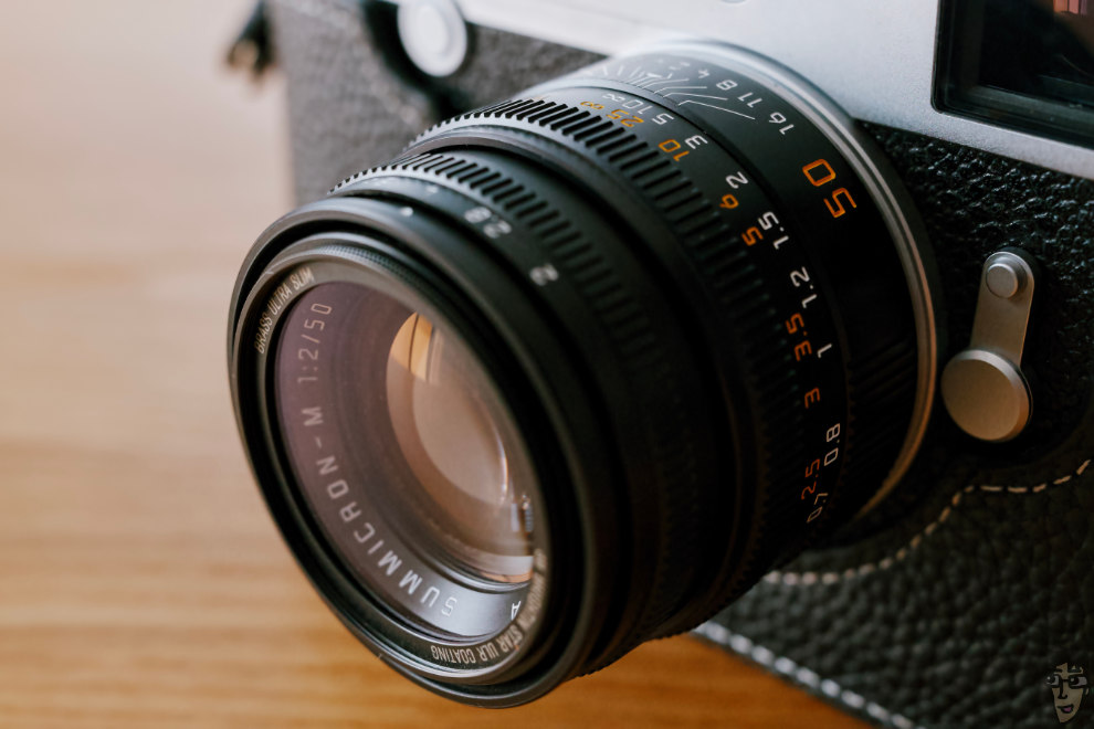 SUMMICRON-M f2/50 のシンプルな外観。BRIGHTIN STARのAeroフィルターを装着している。装着感はゼロだ。