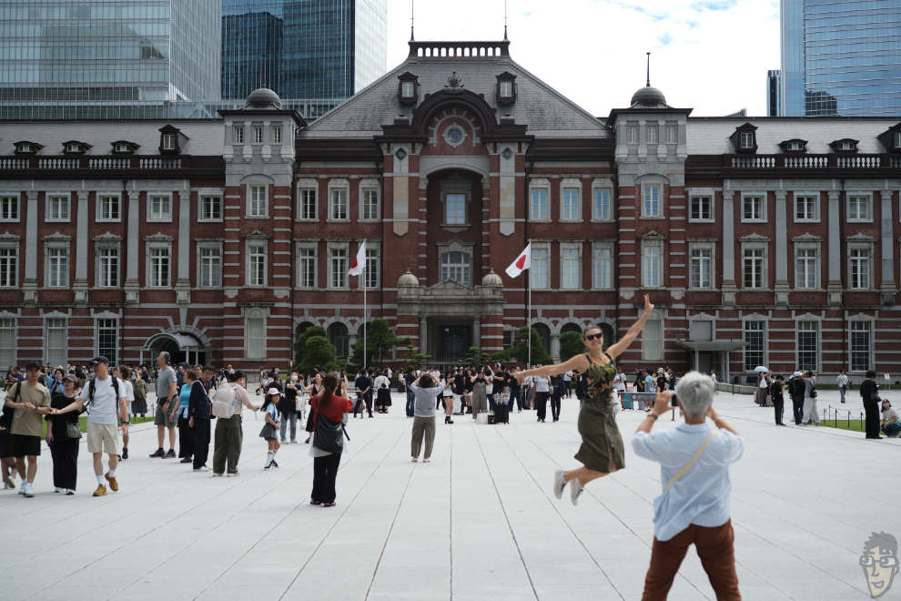 東京駅の前でジャンプする外国人をライカM10-Pで撮影。