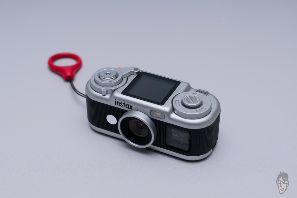 instax Pal2 外観。とにかくよい佇まいだ。
