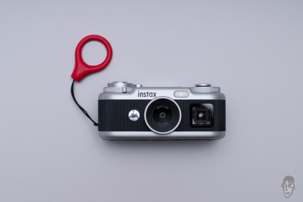 instax Pal2を正面から見た外観。ファインダー、レンズ、小さな鏡、LEDフラッシュが内蔵。