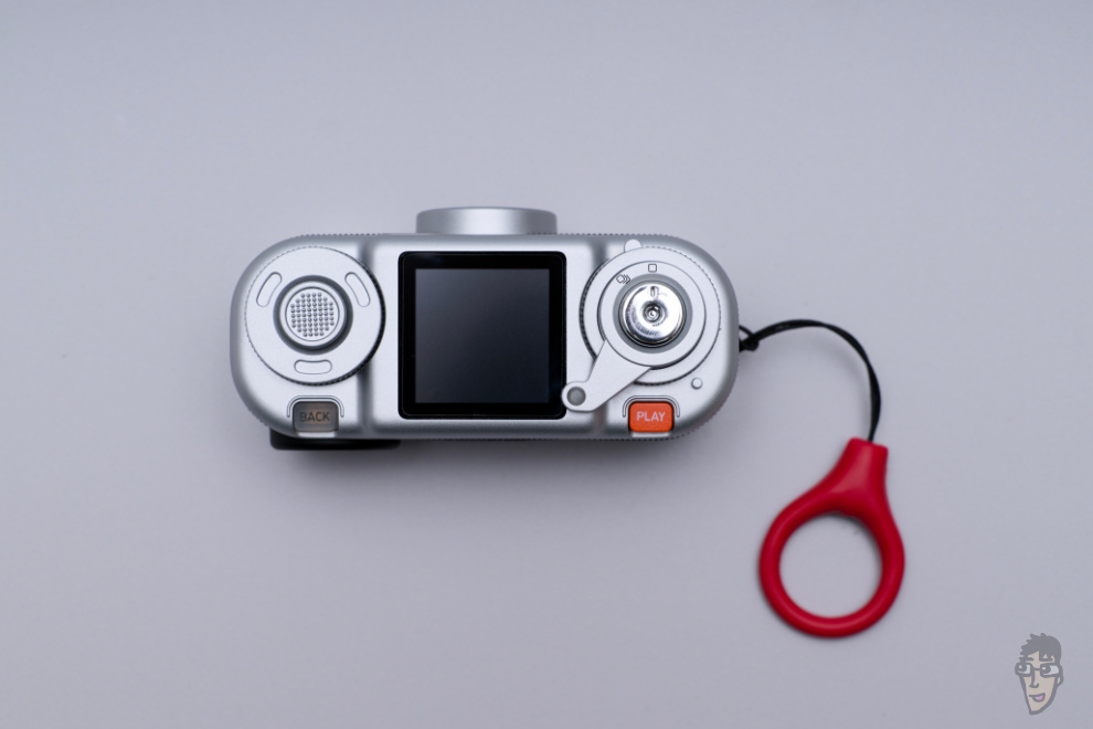 instax Pal2を上面から見た軍幹部。液晶モニター、巻き上げレバー、エフェクト切り替えダイヤル。