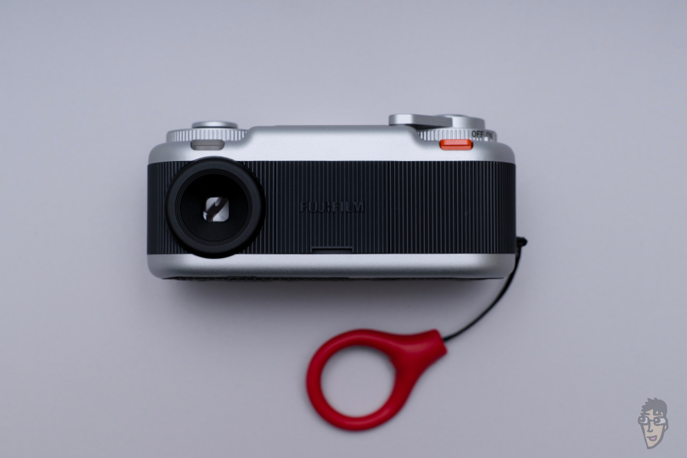 instax Pal2を背面から見た外観。ファインダー、裏蓋を外したところにMicroSDの差し込み口。