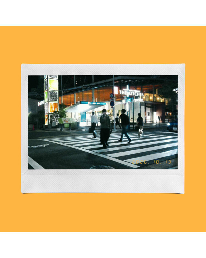 instax Pal2 作例。夜の街スナップをinstaxの額に入れて、さらに背景色を黄色に設定して書き出した写真。
