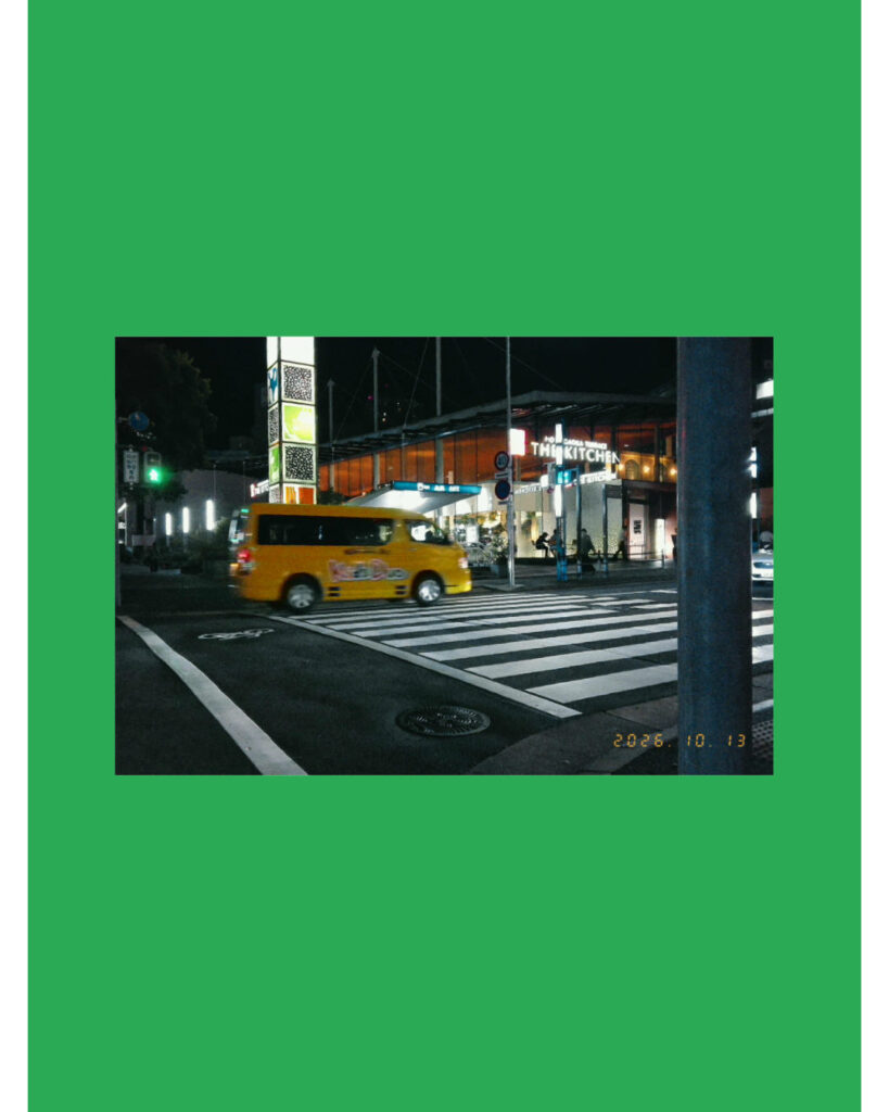 instax Pal2 作例。夜スナップを枠なしで元フレームのまま背景色をつけてみた。
